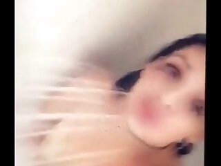 perrita caliente tomando una ducha y muestra el bum
